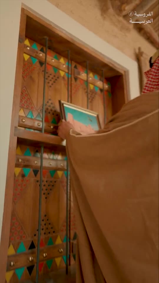 فارس يرفع علم المملكة على حصان أبيض
